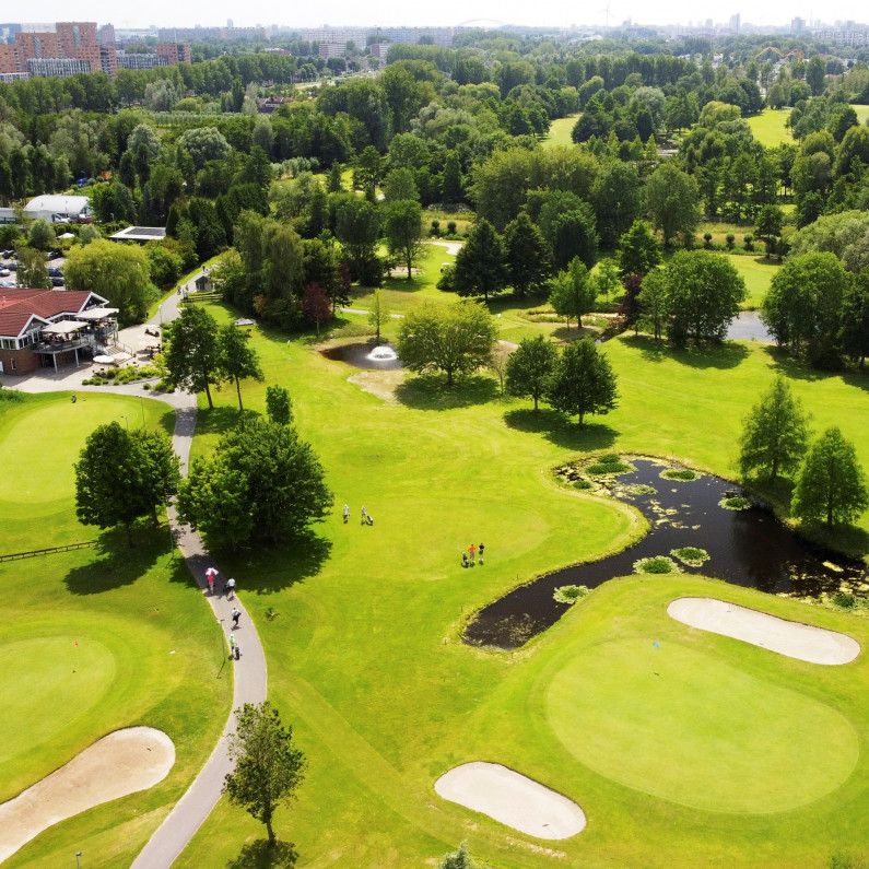 Baan hole 10 en clubhuis drone 220617 vierkant